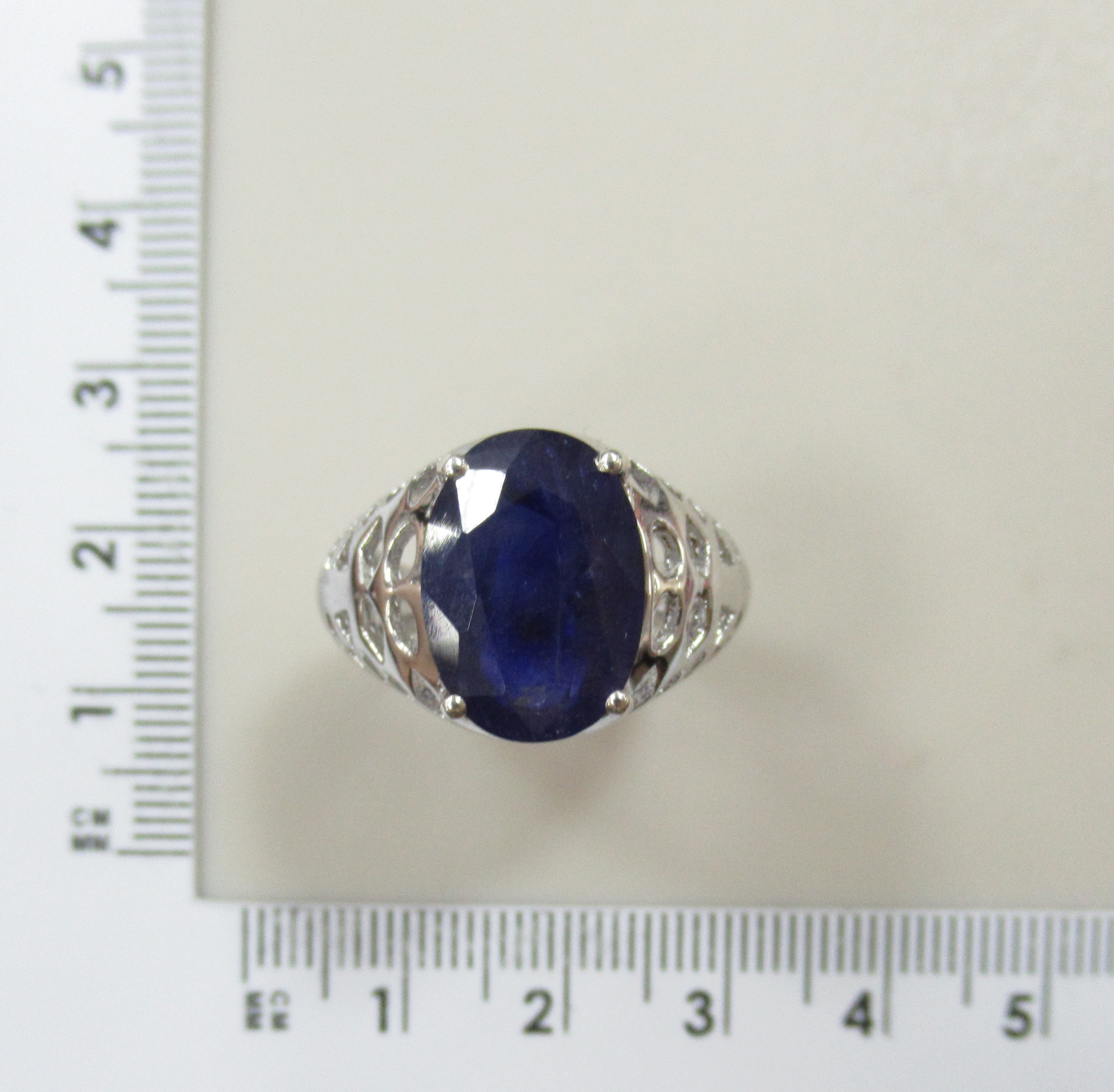 Серебряное кольцо с сапфиром